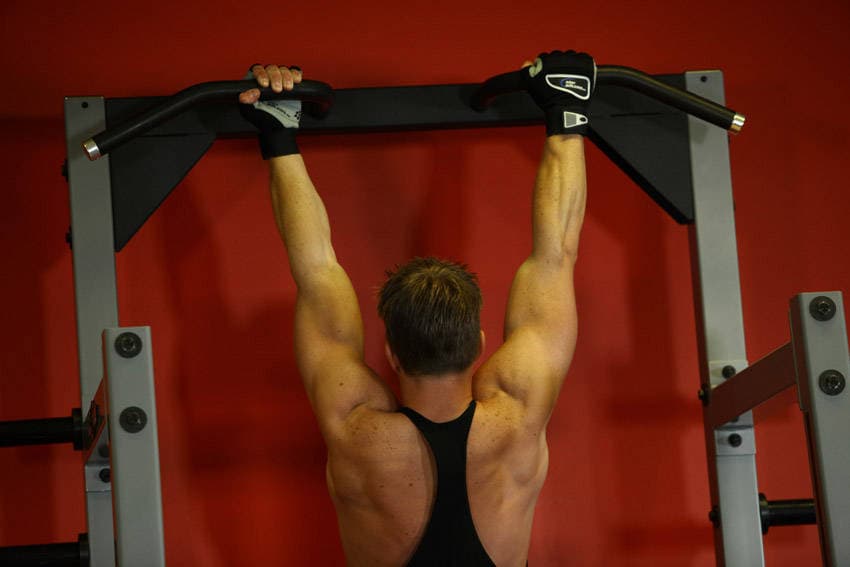 Mixed Grip Chin — starting position