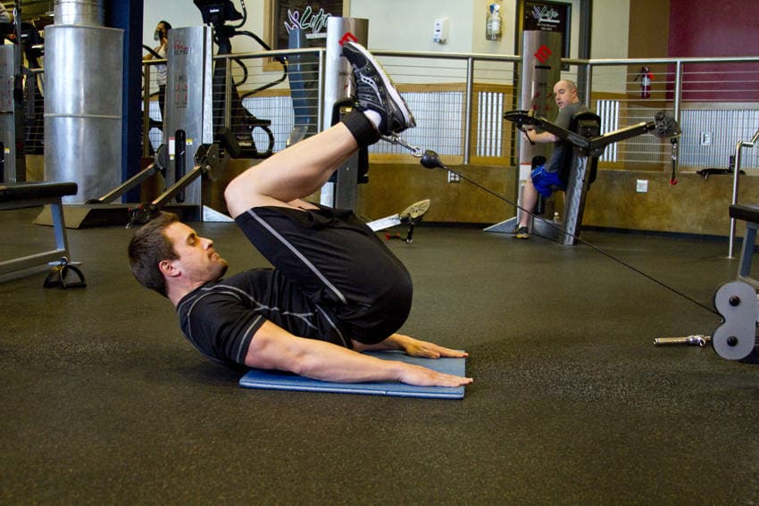 Cable Reverse Crunch — starting position
