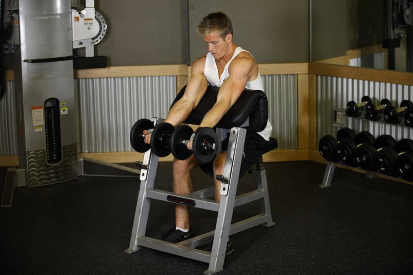 Two-Arm Dumbbell Preacher Curl — starting position